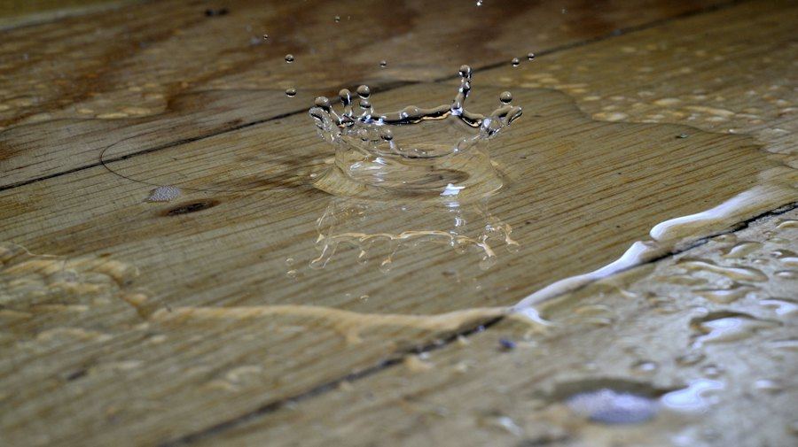 Agua filtrada sobre un piso de madera, filtración en muro y piso en Coquimbo