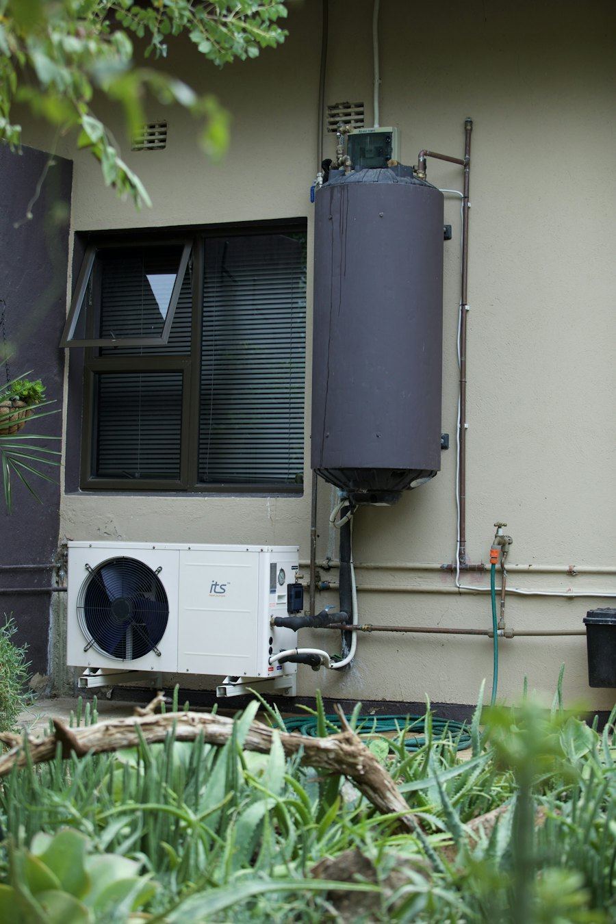 Calefont instalado en el muro exterior de una casa, servicio técnico de calefont en Chile
