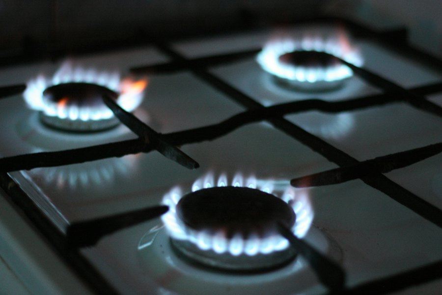 Cocina a gas con cuatro quemadores encendidos, fuga en cocina y encimera en Coquimbo
