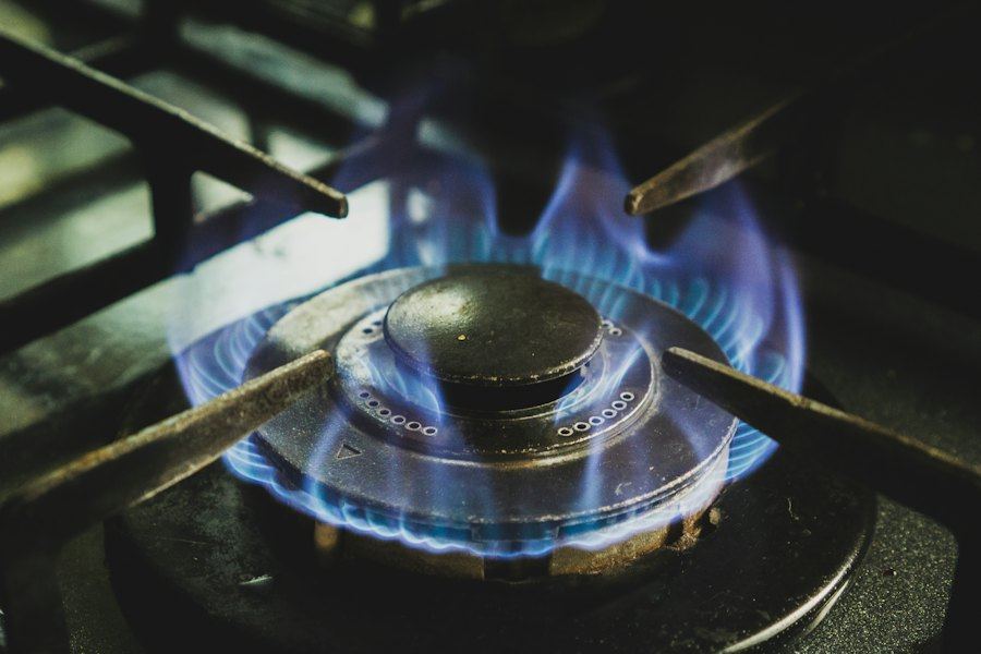 Quemador de cocina a gas con llama azul encendida, detección de fugas de gas en Coquimbo