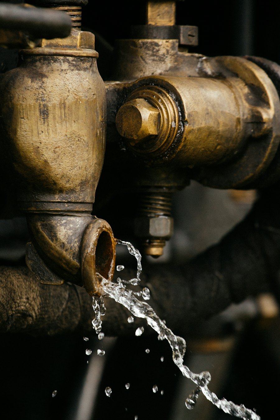 Cañería con una fuga de agua bajo el lavaplatos, detección de fugas en su comuna