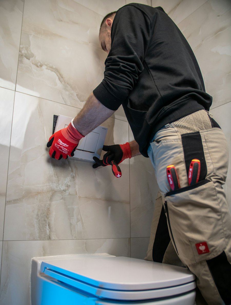 Instalación de un artefacto sanitario en un baño de su comuna